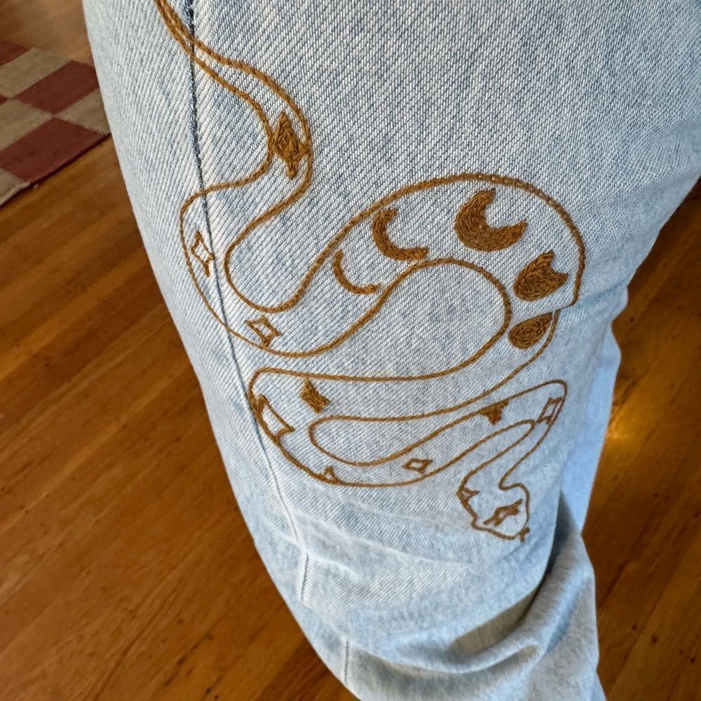 🐍Custom Levi’s Snake Reputation Embroidered Light Blue Jeans 25